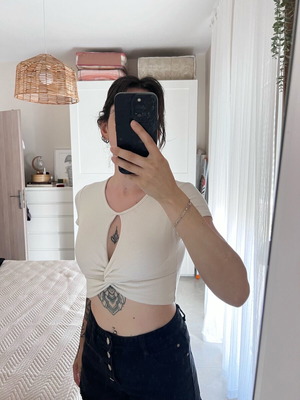 Crop top Marmalady λευκό σαν καινούργιο με ανοίγματα και επένδυση στήθους