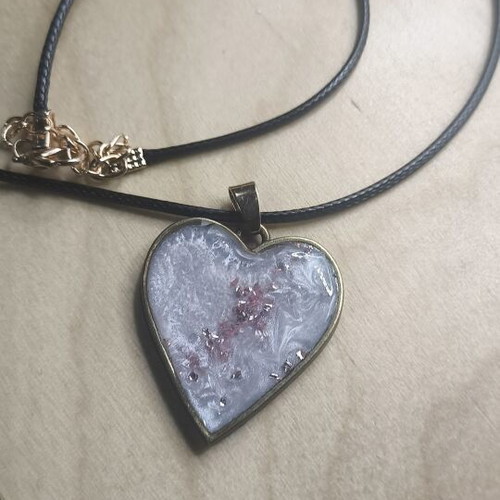 Heart necklace like new, white and beige