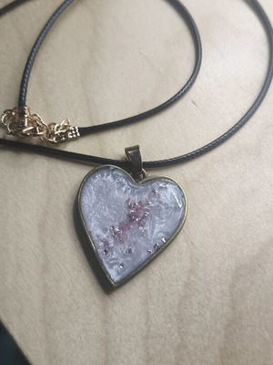 Heart necklace like new, white and beige
