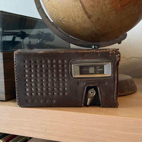 Sanyo Eight Transistor All Wave Super 8TR Deluxe radio used, 1959