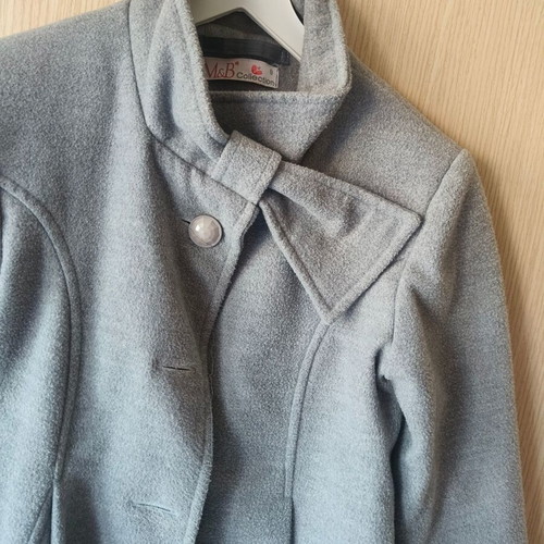 Children's coat like new for 8 years with bow at collar