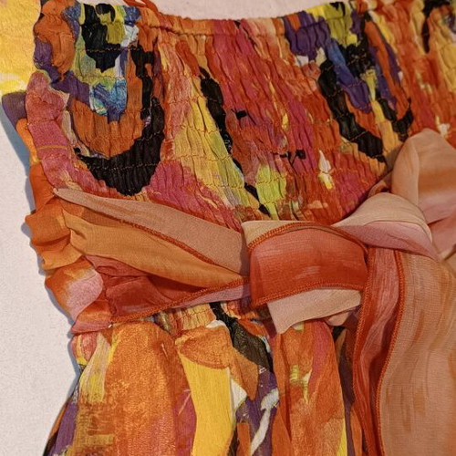 Dress with flowers like new, tie at the waist
