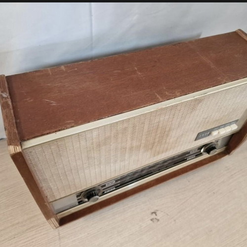 Vintage EKCO radio model U428 used with LW, MW and VHF