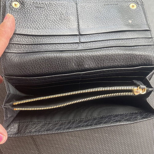 Prada wallet used, authentic, very good condition