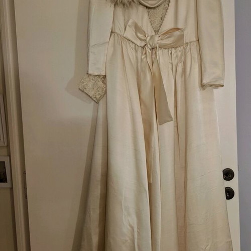 Wedding dress vintage handmade like new with Chantilly lace, silk fabric