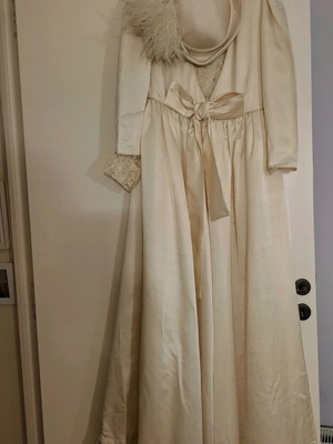 Wedding dress vintage handmade like new with Chantilly lace, silk fabric