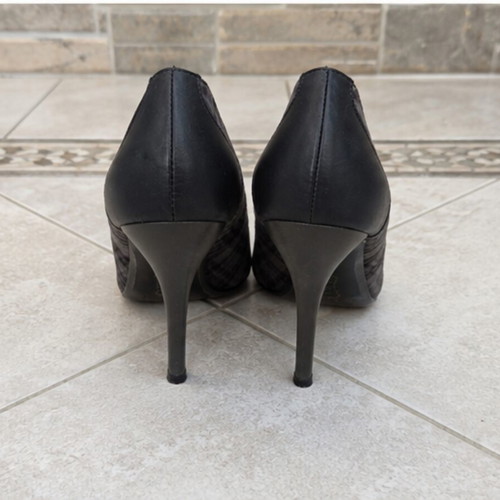 Excellent Ladies Shoes Gray Black Plaid Pumps size 35 like new