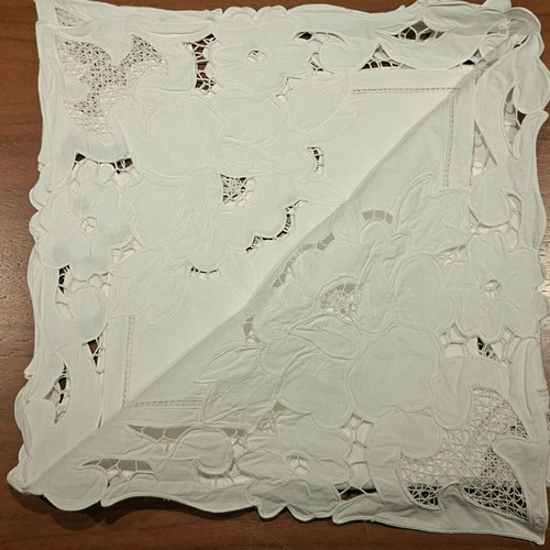 Vintage Richelieu tablecloth with intricate cutwork embroidery and spider motif (78x76 cm)