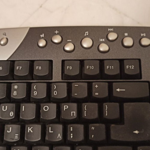 Δύο ενσύρματα πληκτρολόγια μεταχειρισμένα για ανταλλακτικά με βύσμα PS2