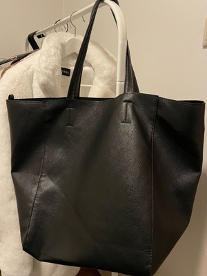 Black large shoulder bag like new, leatherette