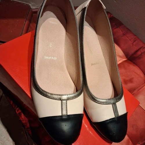 Andres Machado two-tone pumps with 6cm square heel like new, size 44
