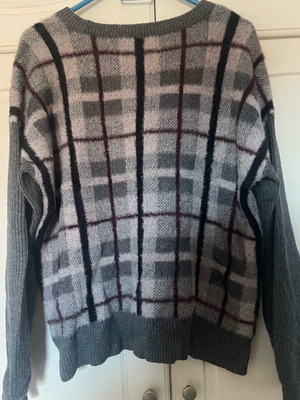 Vince Camuto Checked Sweater size L like new, gray/burgundy