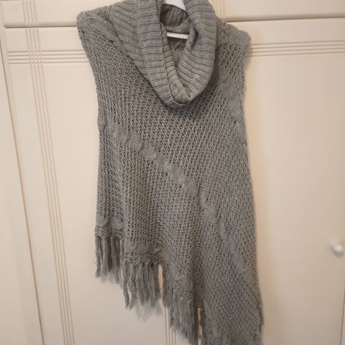 Women's knitted poncho with turtleneck and fringes, grey, size S/M