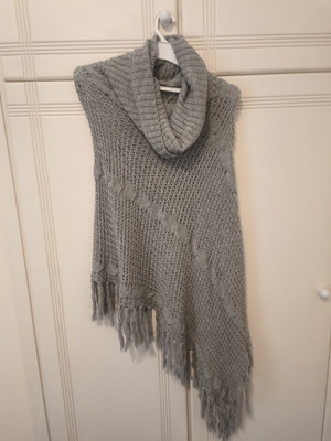 Women's knitted poncho with turtleneck and fringes, grey, size S/M