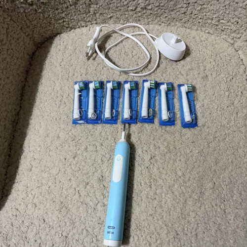 Oral B electric toothbrush with 7 replacement heads and charger