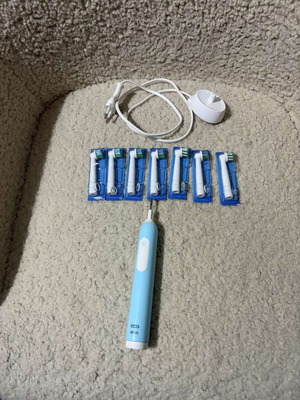 Oral B electric toothbrush with 7 replacement heads and charger