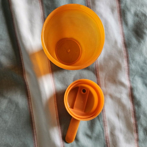 Plastic cup with lid 5 dl like new, orange