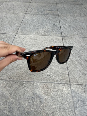 Ray-Ban Wayfarer RB2140 902/57 слънчеви очила в черно и кафяво