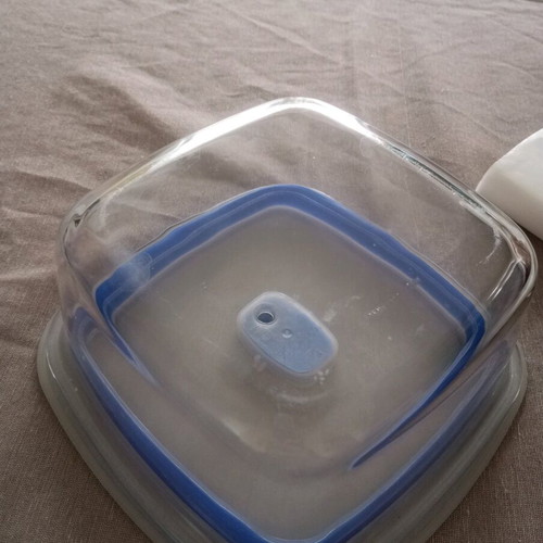 Glass food container like new with air-tight lid