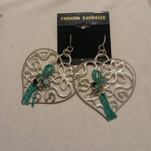 Heart-shaped earrings with green cord and silver color new