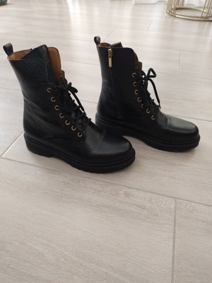 Labrini women's black ankle boots size 40 like new