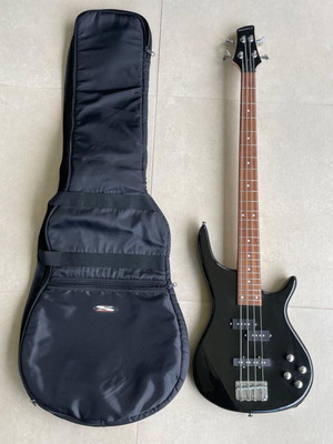 Magma-S 4-string bass like new with case and 40w amplifier