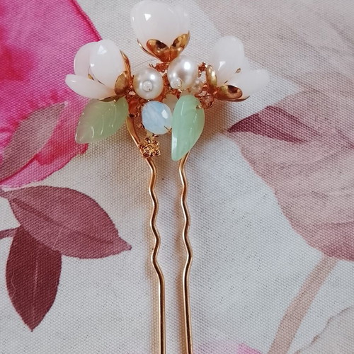 Handmade metal hairpin with white flowers and pearls