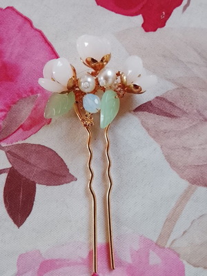 Handmade metal hairpin with white flowers and pearls