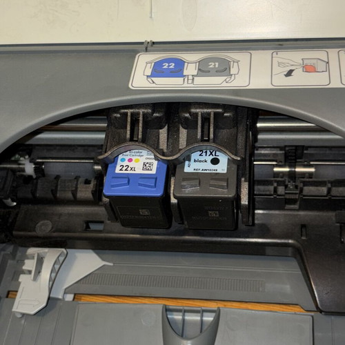 HP Deskjet D1560 printer used, ideal for small spaces with cables and ink