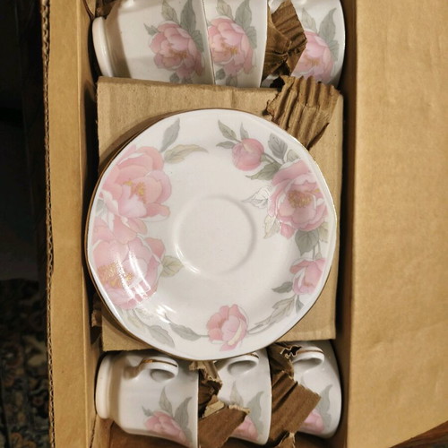 Set of 6 porcelain cups with saucers new