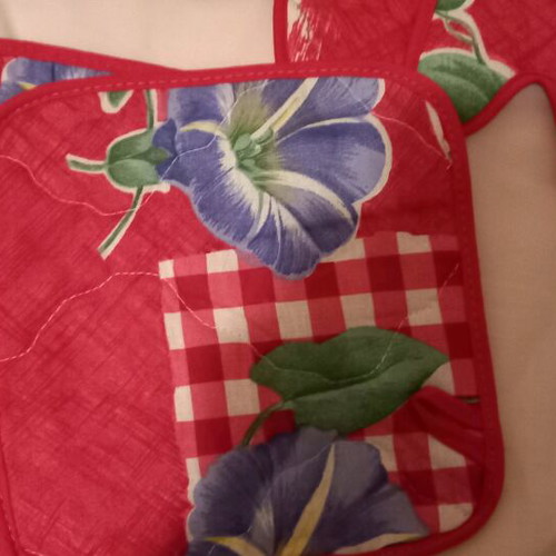 Kitchen set new, 12 pieces, red background with blue