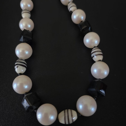Women's necklace with black and white beads