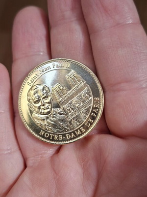 Souvenir Coin Notre Dame de Paris with Pope Francis and St John Paul II new