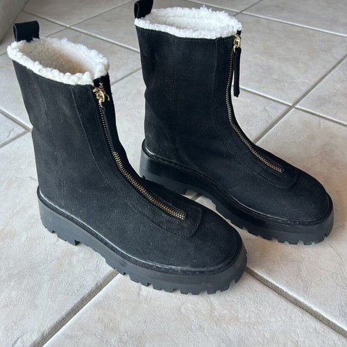 Women's boots with fur lining size 39 black like new