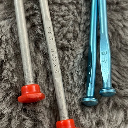 Knitting needles used, 2 pairs