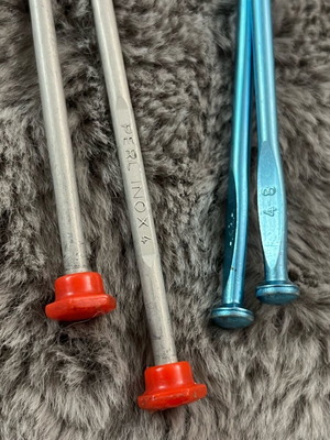Knitting needles used, 2 pairs