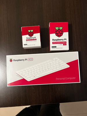 Raspberry PI-400 8GB like new with original mouse and power supply
