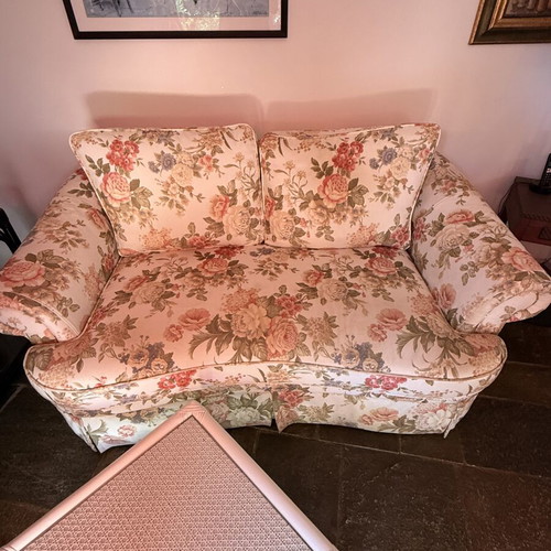 Two-seater sofa with table like new