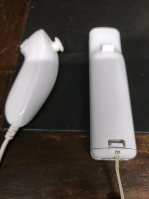 Wii controllers set used