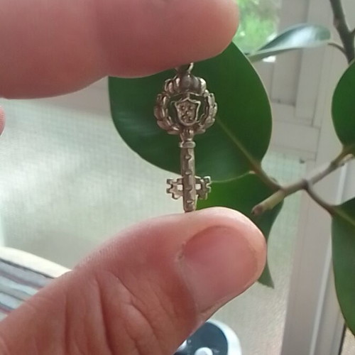 Decorative key pendant with crown like new, silver