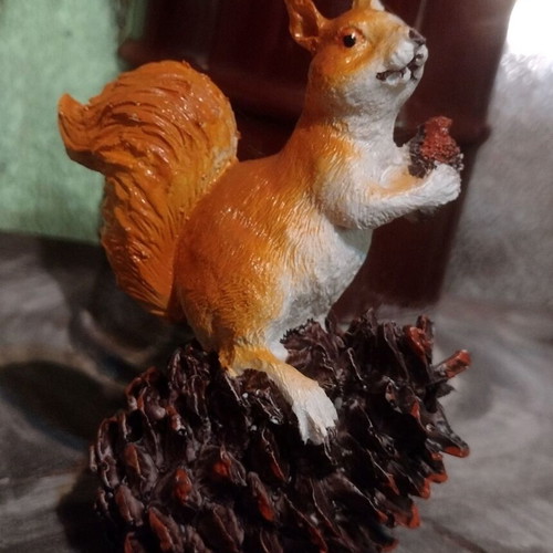 Squirrel with pine cone new 3D garden decoration