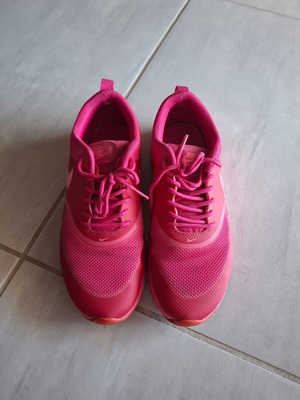 Nike fuchsia athletic shoes like new, size 38.5