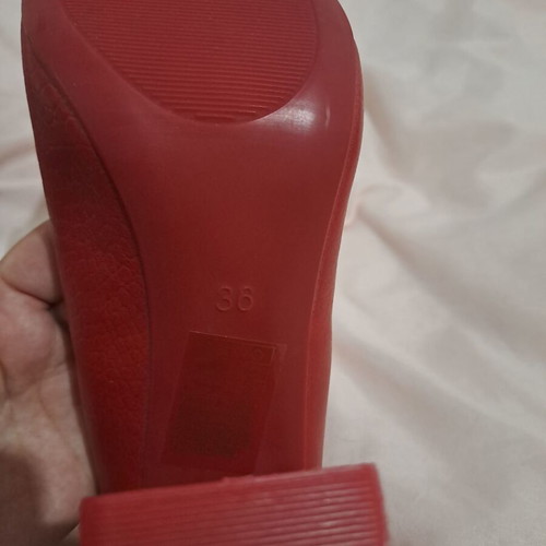 Red pumps size 36 with embossed croco texture, Diamantique, like new