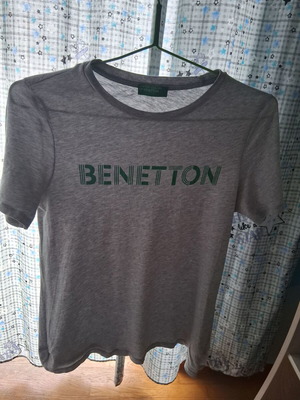 T-shirt γυναικείο Benetton small, βαμβακερό, γκρι μελανζέ με πράσινη στάμπα, σαν καινούργιο
