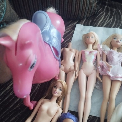 Barbie dolls pack with 9 dolls, 2 bodies, 3 heads and a horse