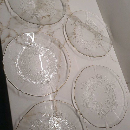 Transparent plates with embossed flowers and gold rim, like new, pack of 5