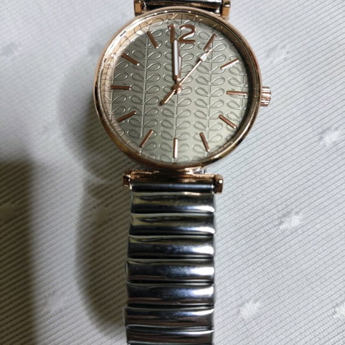 Wristwatches new with elastic strap gold and silver