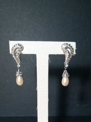 Earrings with pearls and rhinestones clip-on like new, white and silver