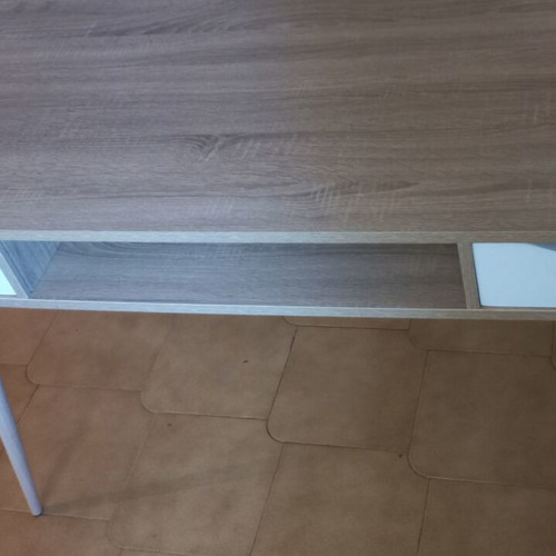 Desk like new, 120cm length, 58cm width, 77cm height, detachable legs