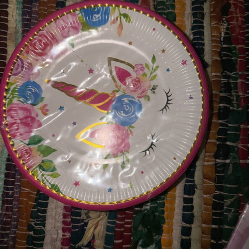 Unicorn party set new, 42 large plates, 6 small, 31 cups, 1 tablecloth